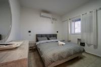 Ein Bett oder Betten in einem Zimmer der Unterkunft אדום 179, דירות נופש