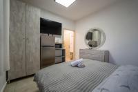 Ein Bett oder Betten in einem Zimmer der Unterkunft אדום 179, דירות נופש