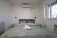 Ein Bett oder Betten in einem Zimmer der Unterkunft אדום 179, דירות נופש
