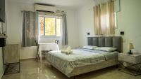Ein Bett oder Betten in einem Zimmer der Unterkunft אדום 179, דירות נופש