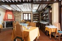 Un comedor con mesa y sillas y chimenea. en CASA PAZOS-ARBO, en Arbo