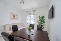 Televízia a/alebo spoločenská miestnosť v ubytovaní Apartment in Duce with sea view, terrace, air conditioning, WiFi 3423-3