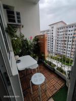 Condo by Bambie near NAIA airportにあるバルコニーまたはテラス