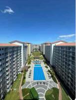 Condo by Bambie near NAIA airportの敷地内または近くにあるプール