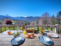 ein Holztisch mit Speisen und Getränken darauf in der Unterkunft HiPyrenees in Bagnères-de-Bigorre
