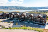 - Vistas aéreas a un complejo con lago y montañas en Pioche Village Park City, en Park City