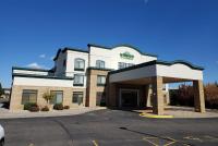 Un edificio con un estacionamiento enfrente. en Wingate by Wyndham Coon Rapids, en Coon Rapids