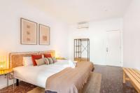 Postel nebo postele na pokoji v ubytování Big apartment for 15 in the heart of Eixample