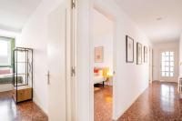Postel nebo postele na pokoji v ubytování Big apartment for 15 in the heart of Eixample