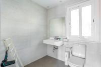 Koupelna v ubytování Big apartment for 15 in the heart of Eixample