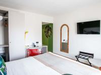 Ibis Styles Cayenne Centre Amazoniaにあるテレビまたはエンターテインメントセンター