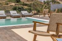 Bazén v ubytování Golden Milos Beach Ηouse by Domotel nebo v jeho okolí