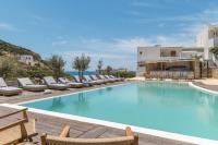Bazén v ubytování Golden Milos Beach Ηouse by Domotel nebo v jeho okolí
