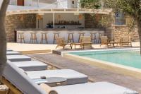 Bazén v ubytování Golden Milos Beach Ηouse by Domotel nebo v jeho okolí