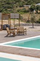 Bazén v ubytování Golden Milos Beach Ηouse by Domotel nebo v jeho okolí