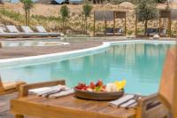 Bazén v ubytování Golden Milos Beach Ηouse by Domotel nebo v jeho okolí