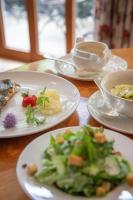 シュマレンベルクにあるRomantik Hotel Störmannの食べ物の皿とコーヒーカップが置かれたテーブル