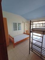 Posteľ alebo postele v izbe v ubytovaní The Vrachos Beach House