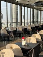 En restaurant eller et andet spisested på Seafront Luxury Suites Jeddah Corniche
