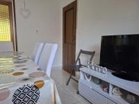 Televízia a/alebo spoločenská miestnosť v ubytovaní Giovanna - spacious lovely apartment
