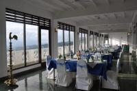 艾卡杜瓦绿景假日度假酒店的一间配备有蓝白色桌椅的用餐室