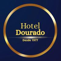 Un cartel dorado del Hotel Durado sobre un fondo azul. en Hotel Dourado, en Alfenas
