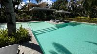 una piscina frente a una casa en Anki Lodge, en Nosy Be