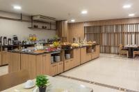 Un restaurante con una línea de buffet con comida. en Howard Johnson Ciudad del Este, en Ciudad del Este