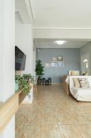 Televízia a/alebo spoločenská miestnosť v ubytovaní HELIANTHOS VILLA - APARTMENT No1