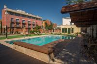 Bazén v ubytování Apartaments Suites Sant Jordi nebo v jeho okolí