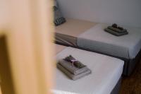 Postel nebo postele na pokoji v ubytování Onar Beachfront Residence, Loutraki