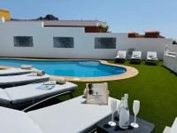 Bazén v ubytovaní Villa Amorio a spacious modern getaway with a private heated pool & Sea Views alebo v jeho blízkosti