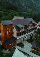 una vista aérea de una casa con techo en &#39;Gurra Family&#39; Guesthouse, en Theth