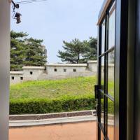 eine offene Tür mit Blick auf eine Wand in der Unterkunft Jian Hanok in Seoul