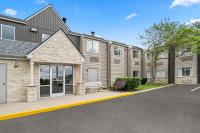 una casa con un banco delante de ella en Microtel Inn by Wyndham Lexington, en Lexington
