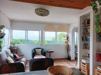 Posezení v ubytování Buena vista y privacidad, villa forestal tranquila y fresca con super piscina 80M2, a 22 minutos de Valencia