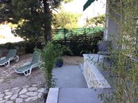 Vonkajšia záhrada v ubytovaní Apartments Mare More