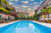 una piscina en medio de un edificio en Ten Apart Hotel, en Fethiye