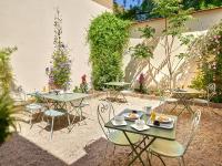 Jídlo v hotelu nebo okolí