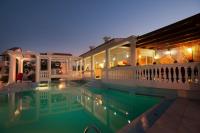 Bazén v ubytovaní Hotel Caretta Beach alebo v jeho blízkosti