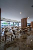 En restaurant eller et andet spisested på Coastline Orange Hotel