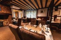 The Auberge في ياكسلي: غرفة طعام مع طاولات وكراسي ومدفأة