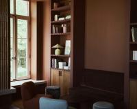 Una sala de estar con una silla y una ventana. en Repère Sauvage, en La Ville-aux-Clercs