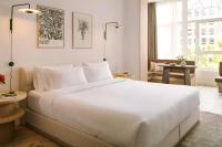 Posteľ alebo postele v izbe v ubytovaní Paseo de Gracia Hotel, Sonder by Marriott Bonvoy