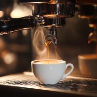 Eine Tasse Kaffee, die in einer Espressomaschine zubereitet wird in der Unterkunft Radstock Hotel near Bath in Radstock