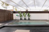 Bazén v ubytovaní Rafia Loft Loutraki - Heated Pool & Billiard I Beach alebo v jeho blízkosti