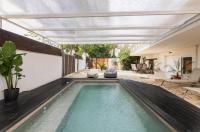 Bazén v ubytovaní Rafia Loft Loutraki - Heated Pool & Billiard I Beach alebo v jeho blízkosti