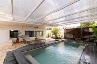 Bazén v ubytovaní Rafia Loft Loutraki - Heated Pool & Billiard I Beach alebo v jeho blízkosti