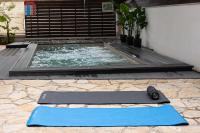 Bazén v ubytovaní Rafia Loft Loutraki - Heated Pool & Billiard I Beach alebo v jeho blízkosti