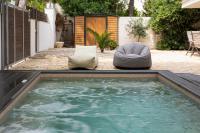 Bazén v ubytovaní Rafia Loft Loutraki - Heated Pool & Billiard I Beach alebo v jeho blízkosti